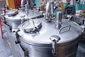 Pressurized Mixing and Storage Tanks